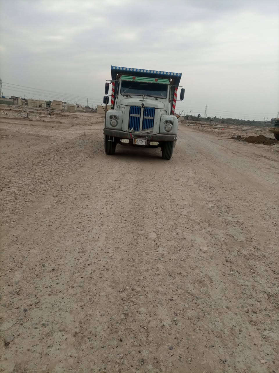 سكانيه 111موديل79رقم بصره انكليزي باقي على استلام الوحات هزه ماصاقطه بسمي تحويل مباشرمكينه عادي كيرناعم جديد شاده تخم تاير بلاديه بتره شاصي مكفول ***********مكان بغداد
