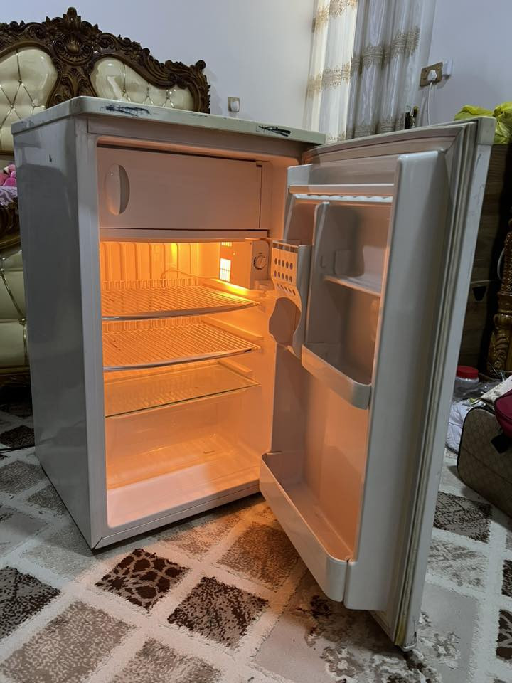 ثلاجه للبيع 6 قدم العنوان بصره القبله ***********
