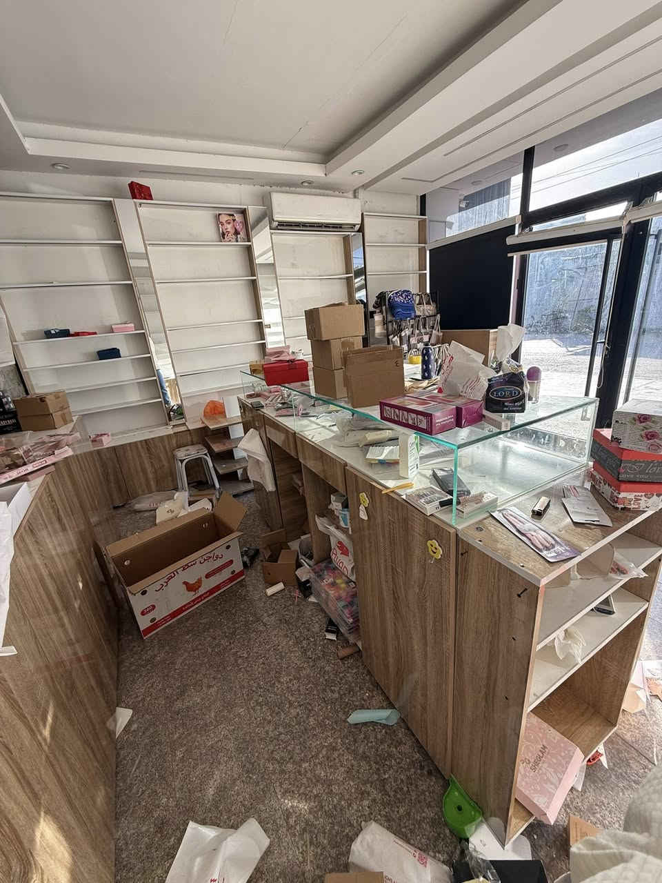 السلام عليكم
رفوف عدد8 مع ميز وعارضات كلهن جديدات استخدام شي قليل يرهمن بمحل مال كوزمتك او صيدلية او اسواق
عنوان بغداد حي العامل التواصل على الرقم

‭ ***********‬
