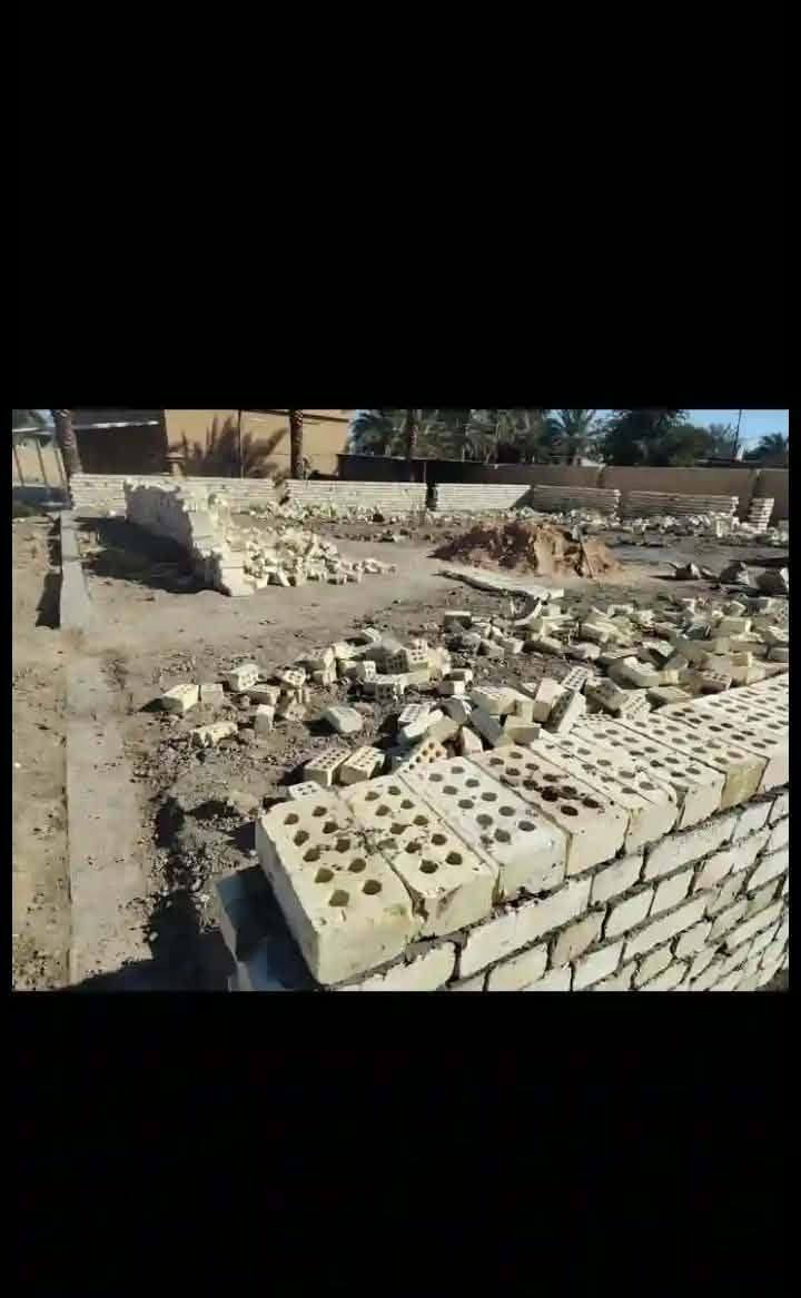 الحمد لله رب العالمين، القائل في محكم تنزيله:
﴿إِنَّمَا يَعْمُرُ مَسَاجِدَ اللَّهِ مَنْ آمَنَ بِاللَّهِ وَالْيَوْمِ الْآخِرِ وَأَقَامَ الصَّلَاةَ وَآتَى الزَّكَاةَ وَلَمْ يَخْشَ إِلَّا اللَّهَ فَعَسَىٰ أُولَٰئِكَ أَنْ يَكُونُوا مِنَ الْمُهْتَدِينَ﴾
— سورة التوبة: 18
وقال سبحانه:
﴿وَأَنَّ الْمَسَاجِدَ لِلَّهِ فَلَا تَدْعُوا مَعَ اللَّهِ أَحَدًا﴾
— سورة الجن: 18
والصلاة والسلام على نبينا محمد ﷺ الذي رغَّب في بناء المساجد، فقال:
قال رسول الله ﷺ:
«مَنْ بَنَى لِلَّهِ مَسْجِدًا بَنَى اللَّهُ لَهُ بَيْتًا فِي الْجَنَّةِ»
— رواه صحيح البخاري وصحيح مسلم
أما بعد:
فإن من أعظم القُرُبات وأجلِّ الطاعات التي يتقرب بها العبد إلى ربه، عمارة بيوت الله تعالى، فهي منارات الهدى، ومهابط الرحمة، ومجالس الذكر والعلم، ومنها ينطلق الإصلاح في المجتمع.
ونحن اليوم – في هذه الأيام المباركة من شهر رمضان – شهر الجود والإحسان، شهر تتضاعف فيه الحسنات، وتُفتح فيه أبواب الجنان، نتوجه إلى أهل الخير والإحسان، للمساهمة في بناء مسجد جديد في منطقة أبو غريب – بوابة السلام، ليكون بيتًا من بيوت الله، ومركزًا للعبادة، وتعليم القرآن، وتربية الأبناء على طاعة الرحمن.
إن هذه المنطقة بحاجة ماسة إلى مسجد يجمع أهلها على صلاة الجماعة، ويكون منارةً للعلم والدعوة، خاصة مع ازدياد عدد السكان وبعد المساجد عن بعض البيوت.
وقد قال النبي ﷺ:
«أَحَبُّ الْبِلَادِ إِلَى اللَّهِ مَسَاجِدُهَا»
— رواه صحيح مسلم
وفي هذا الشهر الكريم، يتسابق المؤمنون إلى الصدقات الجارية، وبناء المسجد من أعظم الصدقات الجارية التي يبقى أجرها بعد الموت، كما قال ﷺ:
«إِذَا مَاتَ الإِنْسَانُ انْقَطَعَ عَنْهُ عَمَلُهُ إِلَّا مِنْ ثَلَاثٍ: صَدَقَةٍ جَارِيَةٍ…»
— رواه صحيح مسلم
وبناء المسجد من أوضح صور الصدقة الجارية، ما دام يُذكر فيه اسم الله، وتقام فيه الصلاة، ويتلى فيه القرآن.
نداء إلى أهل الخير
إننا نهيب بأهل البر والإحسان، وأصحاب الأيادي البيضاء، أن يشاركوا في هذا المشروع المبارك، كلٌّ بحسب استطاعته، فربَّ درهمٍ سبق ألف درهم، وربَّ مساهمة صغيرة كتب الله بها بيتًا في الجنة.
قال تعالى:
﴿مَثَلُ الَّذِينَ يُنْفِقُونَ أَمْوَالَهُمْ فِي سَبِيلِ اللَّهِ كَمَثَلِ حَبَّةٍ أَنْبَتَتْ سَبْعَ سَنَابِلَ فِي كُلِّ سُنْبُلَةٍ مِائَةُ حَبَّةٍ ۗ وَاللَّهُ يُضَاعِفُ لِمَنْ يَشَاءُ﴾
— سورة البقرة: 261
فكونوا ممن يختار لنفسه بيتًا في الجنة، ويسهم في رفع ذكر الله في الأرض، لعل الله أن يجعل هذا العمل سببًا للقبول والمغفرة والعتق من النار في هذا الشهر الفضيل.
نسأل الله أن يبارك في جهودكم، وأن يجعل هذا المسجد منارة خير وبركة، وأن يكتب لكل مساهم نصيبًا من الأجر ما دامت فيه ركعة تُصلّى، وآية تُتلى.

*********** للاتصال ***********
