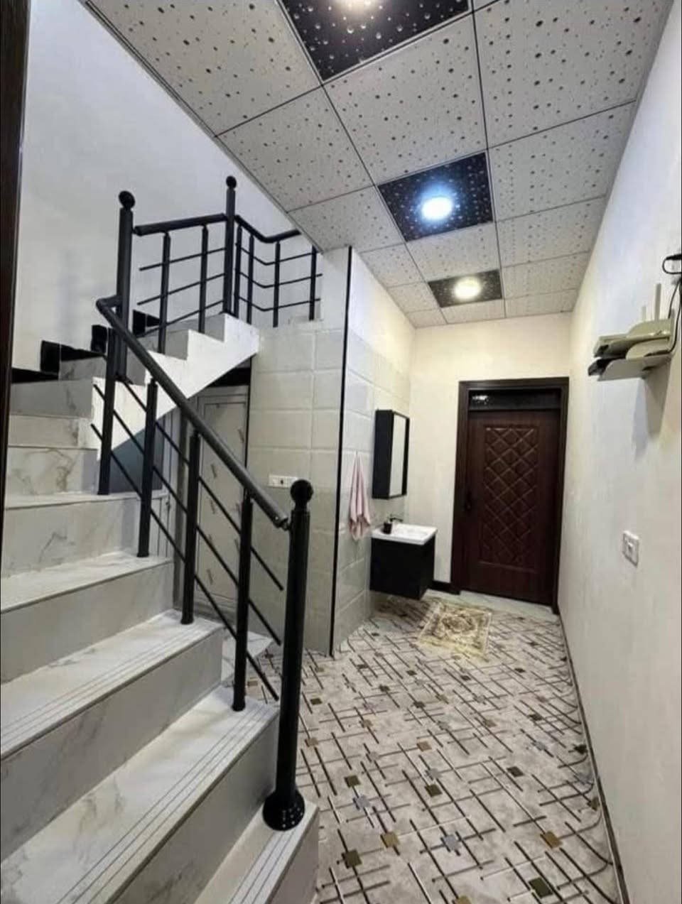 #عقارات_شيرزاد | #دار_للبيع 🏡
دار نظيف ومرتب، طابقين، قريب من المدارس والأسواق، بموقع مناسب للسكن ✨

المواصفات:

* المساحة: 100م
* الواجهة: 5×20
* عدد الغرف: 3 غرف نوم 🛏️
* كراج 🚗
* استقبال
* مطبخ حار وبارد 🍽️
* صحيات
* قريب من المدارس والأسواق 🏫

تفاصيل الطوابق:

* الطابق الأول: كراج، استقبال، مطبخ حار وبارد، صحيات، غرفة نوم
* الطابق الثاني: 2 غرفة نوم

#الموقع: حي العسكري، خلف كاتب العدل 📍
#السعر: 107 مليون (مع مجال للتفاوض) 💰

📞 للاستفسار: ***********
(اتصال | واتساب | فايبر | تليگرام)

أو زيارة مكتب شيرزاد للعقارات
الحي العسكري، بداية السايدين

#الصدق_والأمانة شعارنا
