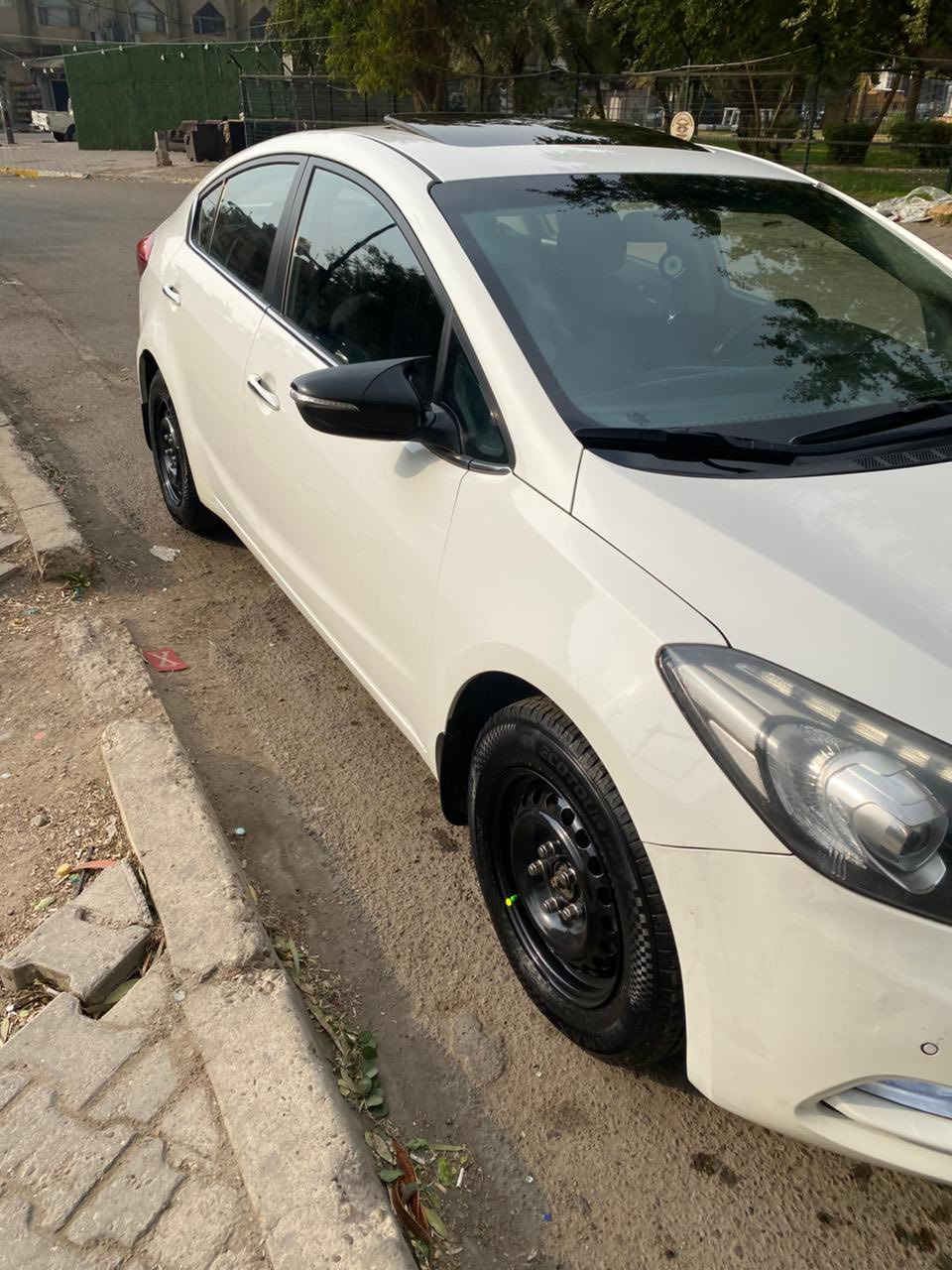 سلام عليكم سيراتو للبيع فقط موديل 2014 ماشيه 150 اي ضربه ما بيها عده البارد بالباب الخلفي والجهه الثانيه شويه بارد بالجملغ الخلفي صدر جديد امامي باتري جديد تخم تايم جديد هنه ويه لوياله مصار سبوعين السعر 130 وبيها مجال الشراي سياره بسمي تريد تحويل تريد وكاله رقم انكليزي وهزه جديده للاستفسار اكثر ع الرقم ***********
