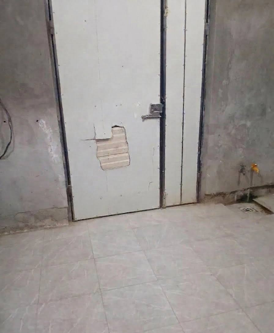 السلام عليكم 
بيت مساحه 100متر طابو زراعي  وبي بيتونه بناء جديد صار سنتين من بنيته العنوان حي الحسين الجديد قرب البستان الاستفسارات والتواصل ***********
