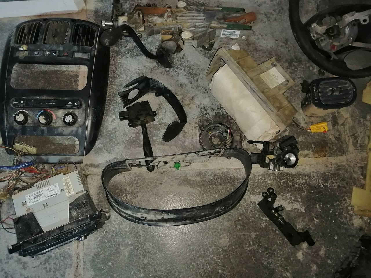 عندي هاي اغراض دوج كرفان موديل ٥ و٧ وايضا ترهم للكريسلر كرفان ابيع كل الاغراض شلع ١٥٠ الف شلعة وحدة وابيع هالموجود للاتصال *********** المكان بغداد واكو توصيل
