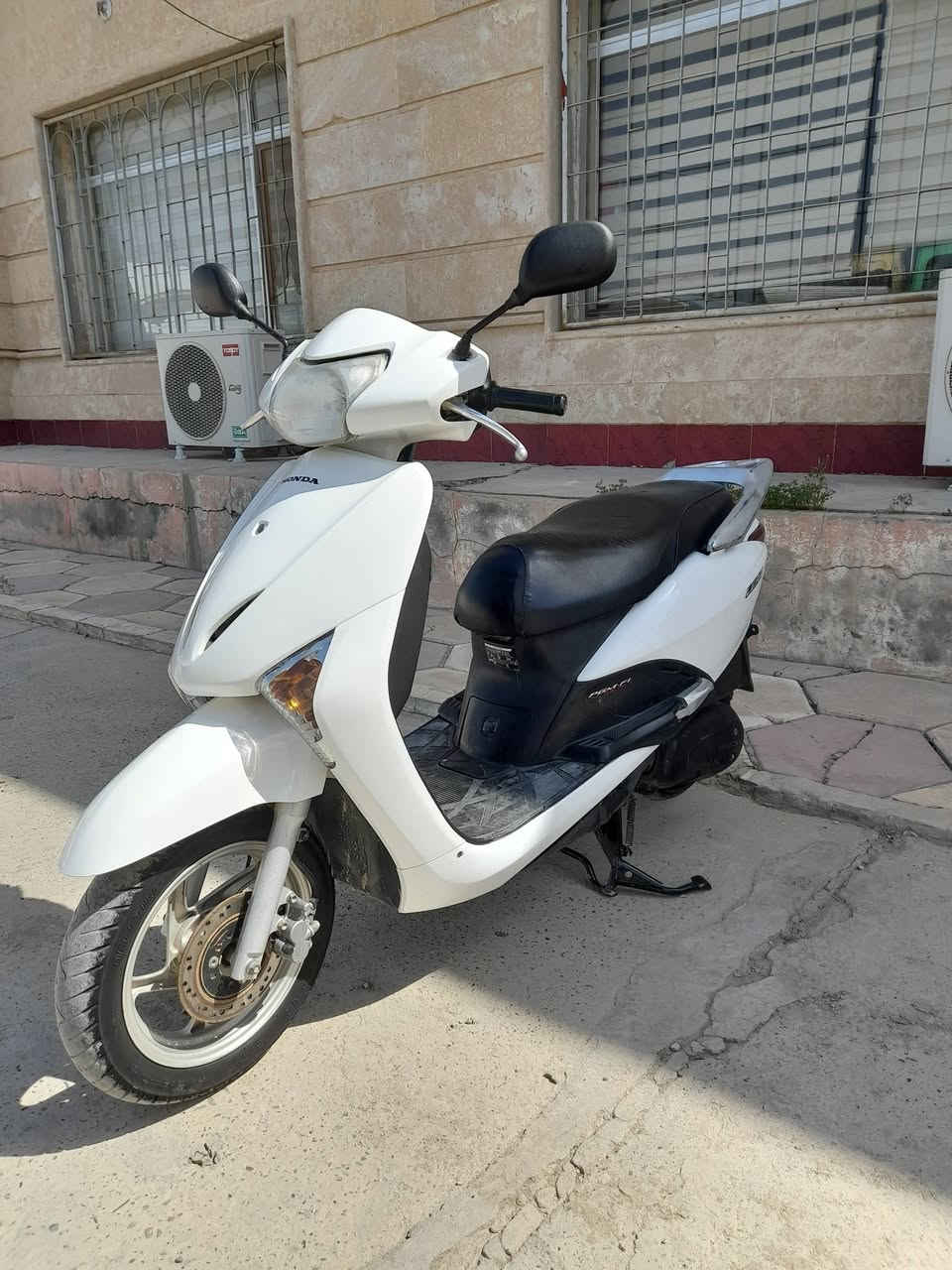 السلام عليكم
ليدي للبيع السعر ٨٥٠ وبي مجال بسيط ***********
