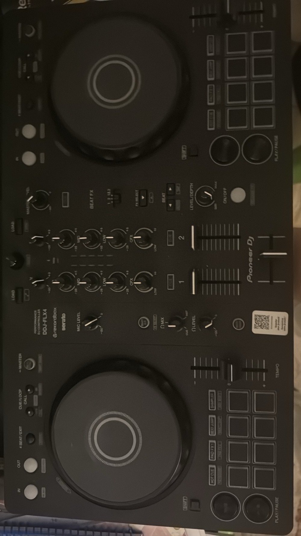 أعرض لكم DJ Controller من نوع Pioneer DDJ-FLX4، بحالة ممتازة ومناسب للمبتدئين والمحترفين في عالم الموسيقى. الجهاز يحتوي على جميع الأزرار والمميزات اللازمة لتقديم عروض موسيقية رائعة. استخدم لفترة قصيرة وما زال بحالة ممتازة ولا يحتوي على أي عيوب أو خدوش ظاهرة. الجهاز جاء بتصميم عصري وسهل الاستخدام. السعر قابل للنقاش ضمن المعقول.