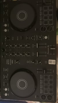 أعرض لكم DJ Controller من نوع Pioneer DDJ-FLX4، بحالة ممتازة ومناسب لل...