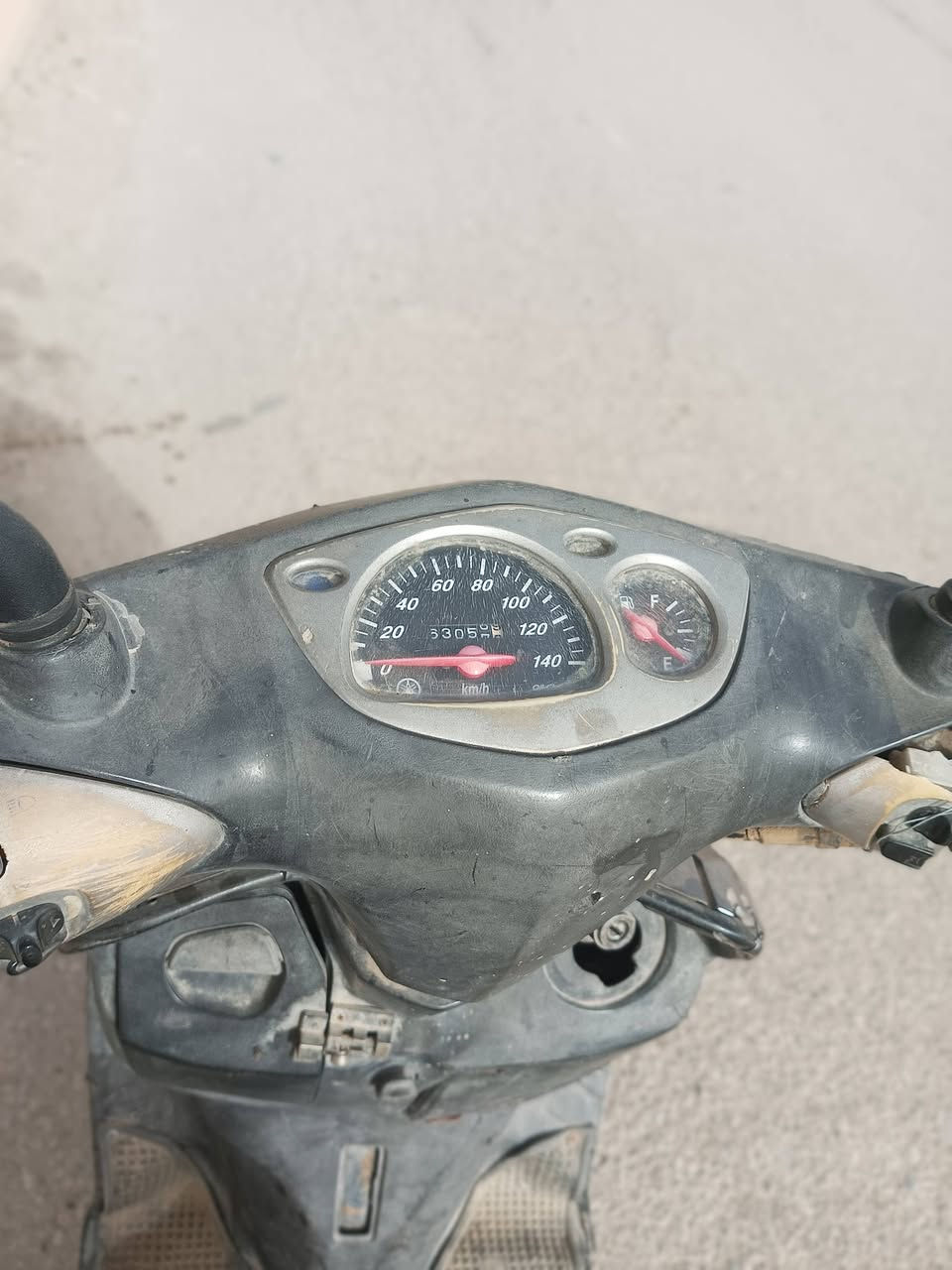 دراجه سكنس ياباني اصلي باب اول سرعه 140 دراجه متروكه حتى مصورها بترابها الدراجه نقره سلف بس الدراجه رادله ترتيب يعني اللي يشتريها يرتبها السعر 400 وبيها مجال الدراجه مفتوحه مره واحده تجفيت اصلي الشاير ما اشاير لايتات هورن كله شغال الدراجه توني مبدلها زوج تايرات الدراجه نظيفه بس الدراجه متروكه مكاني البصره قضاء القرنه حي السلام قرب جسر الانبوبي وهذا رقمي ***********
