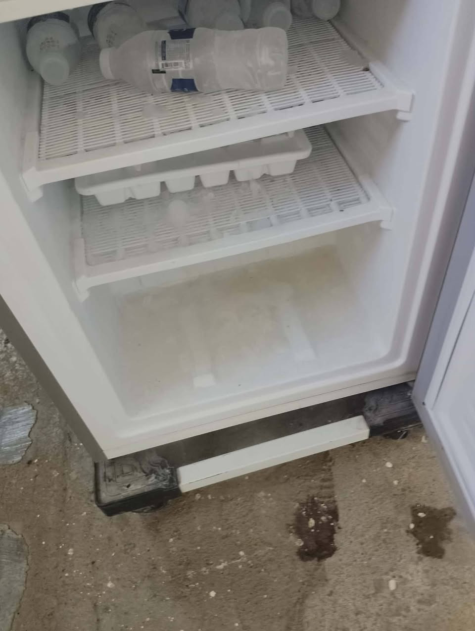 ثلاجه للبيع النظافه فول والتجميد كدام عينكم بالصوره السعر 250قفل التواصل ***********غير متواجد بالفيس
