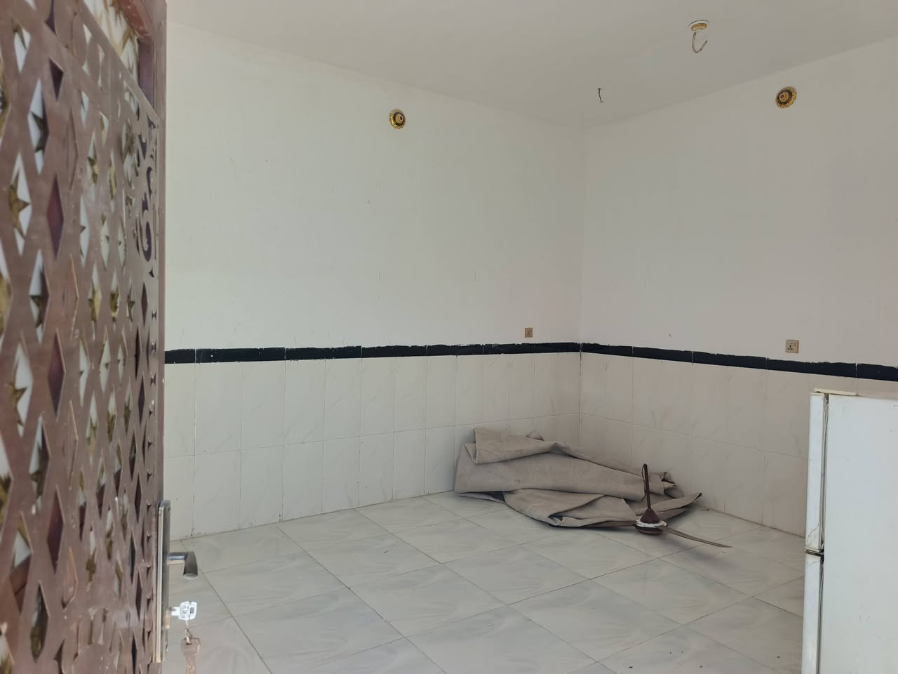بيت للبيع المساحه 160متر زراعي غرغتين نوم وصاله ومطبخ وستقبال وصحيات داخليه وخارجيه بناء حديث طابوق السقف صب مسلح خدمات كامله ماء مجاري تبليط عرض الشارع 12متر عنوانه طويريج حي الجمعية شارع مدرسة نبع المعرفه جهة الشط يرهم نقد و اقصاط سعر النقد 70مليون مع المجال للتواصل ***********
