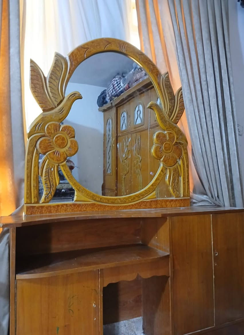 السلام عليكم غرفة صاج للبيع بيها اضرار بسيطة ٣٥٠ وبيها مجال .
***********
