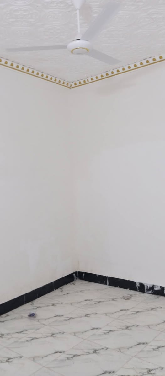 بيت 200م على ساحة حي الجامعة شارع الصفاة بناء حديث طابوق كونكريت طابق واحد وخارطة لشقتين في الطابق الثاني لم تنجز بعد السعر 190  + سلفة المباراة 80  الشراي يتصل ويدلل ***********
