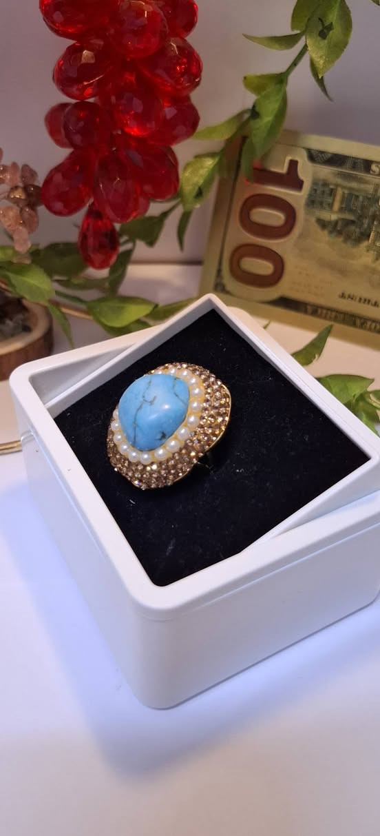 خاتم الفيروز مع اللؤلؤ من اجمل الخواتم المتوفره 
يُعرف الفيروز بأنه "حجر النصر" و"حجر التفاؤل"
 وله مكانة خاصة في الثقافات العربية والقديمة.
يجلب الطمأنينة ويساعد في تهدئة الأعصاب وتقليل التوتر والقلق.

 يعزز من قدرة الشخص على التعبير عن نفسه والتحدث بوضوح أمام الآخرين.

 يحمي صاحبه من "العين" والحسد والطاقات السلبية.

يعتبر الفيروز رمزاً للرخاء والنجاح، وهو حجر يتماشى مع مختلف ألوان البشرة مما يجعله من أكثر الأحجار الكريمة تفضيلاً في صناعة المجوهرات الراقية.

نصيحة للعناية بالخاتم:
الفيروز حجر مسامي، لذا يُفضل إبعاده عن العطور، المنظفات الكيميائية، والماء الساخن للحفاظ على لونه الزاهي وبريقه لسنوات طويلة.

سعر القطعه 8,000 فقط🔥
توصيل بسماية 1,000

الخاتم فري سايز🔥


**إذا كنت صاحب هذا الإعلان وتريد حذفه لأي سبب، رجاءا أرسل رسالة إلى الدعم الفني**