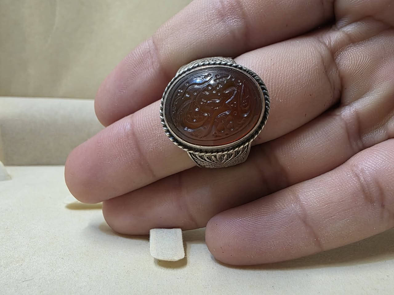 قطعة من النوادر المنسية 
عقيق مجنح قديم 
من دواع سروري افتح باب المزاد علية 
بالتعليقات👇


**إذا كنت صاحب هذا الإعلان وتريد حذفه لأي سبب، رجاءا أرسل رسالة إلى الدعم الفني**