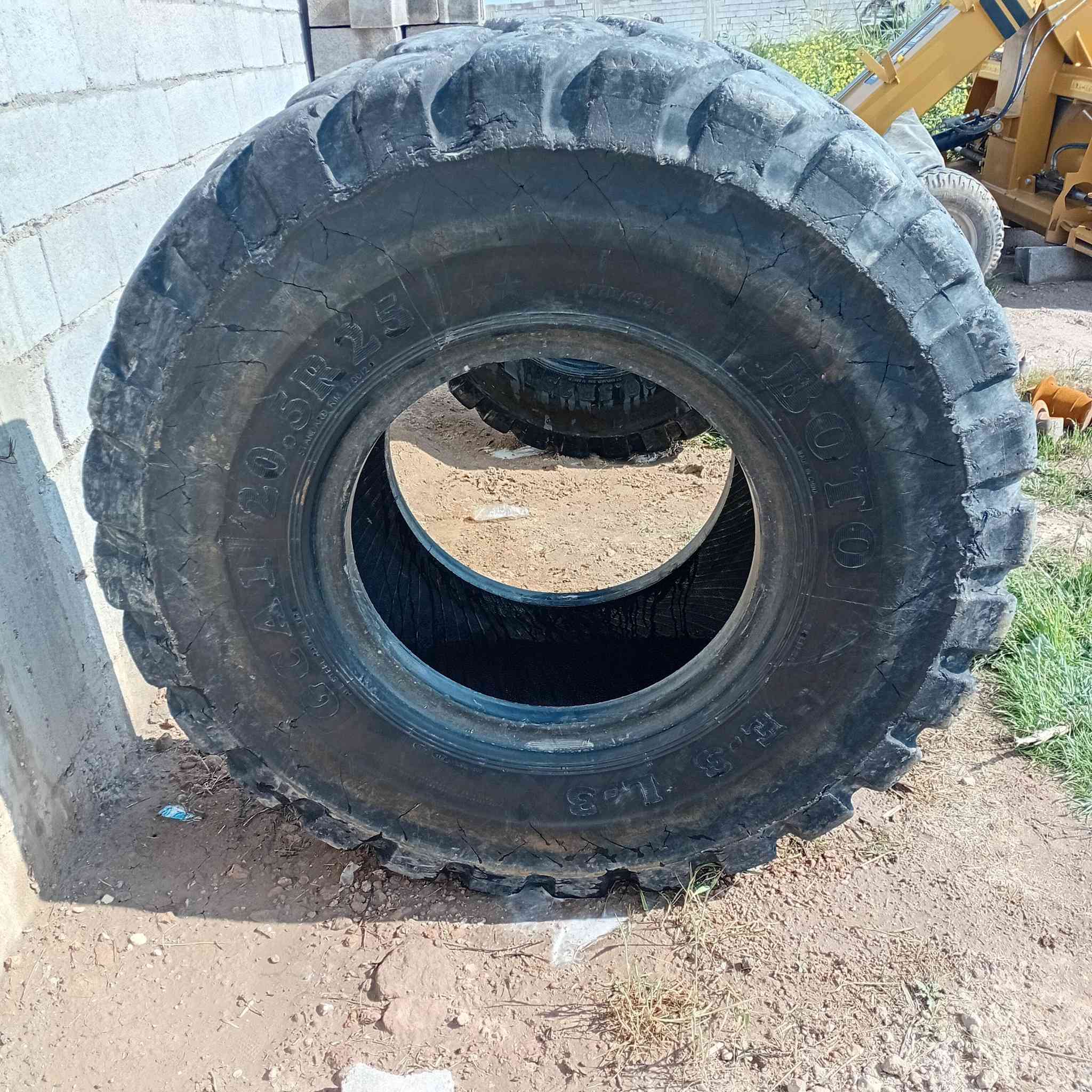 اطارات 20،5R25 للبيع مكان نعمانيه نضيفات كلش سبب السلامه نزلتهن ***********
