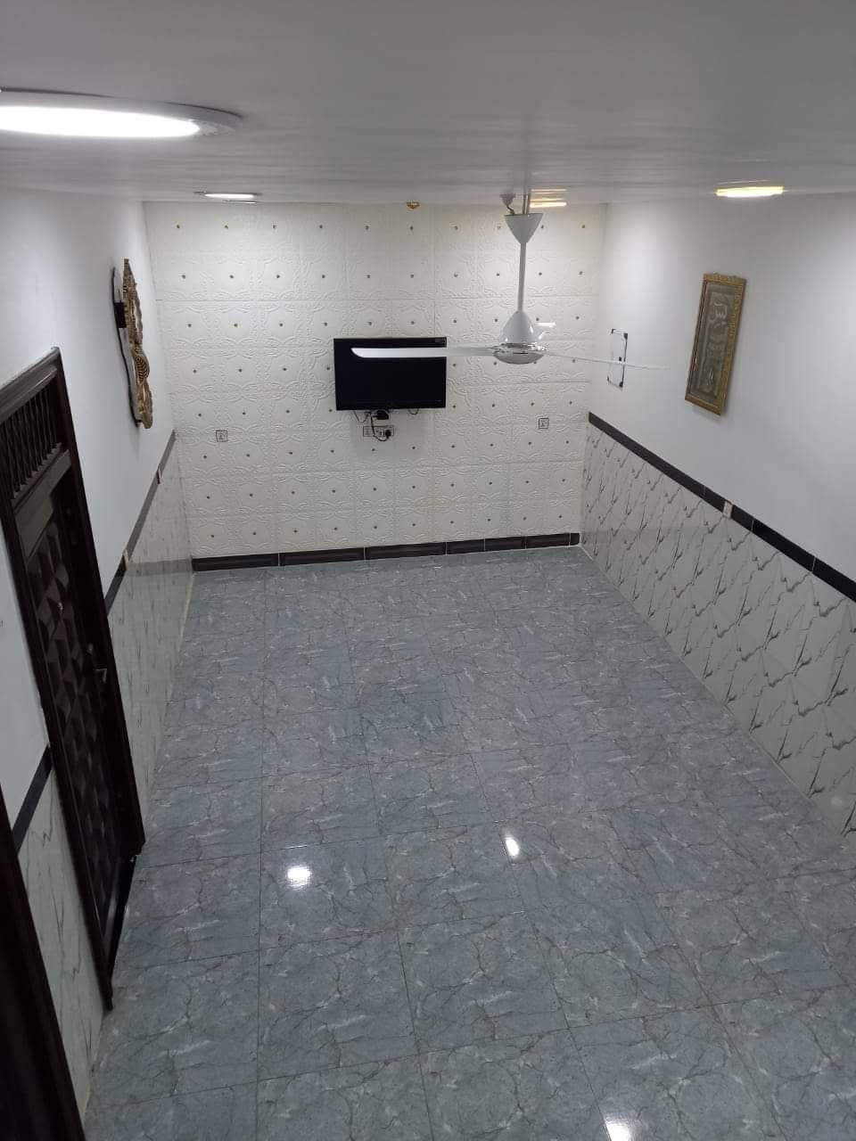 السلام عليكم بيت زراعي 200متر ركن قاطين كله طابوك 4غرف بي 2فوك وحده 10في 5 بيها حمام 2في4 وحده 6في 3ونص بيها بلكونه ع شارع والجوه 4ونص مربع الغرف والصاله مال درج 14في4الخطار 5ونص في 5 حمامات بي غربي شرقي حمام خارجي ترك داير البيت بناء فول الكهرباء كلها بواري واير سحب مو سيمز خدمات كامله مي مجاري تبليط يبعد عن الشارع العام مسافه 300,متر,***********
