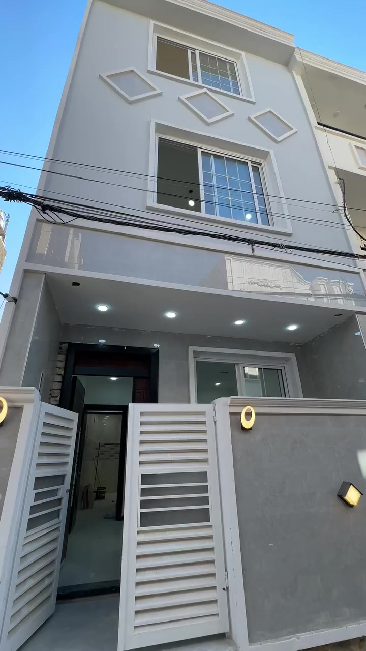 السلام عليكم 
بيت للايجار مساحه 50 متر بناء جديد يتكون من هول و ثلاث غرف نوم 2 كبار وحده مال اطفال سويت وخدمات موقع الفرع مقابل مجمع سبع ابكار خلف المعارض 
الاستفسار الاتصال على رقم او وات ساب 
***********
