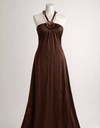 فستان ستان ميديم • حذاء ٣٩ • عقد ليلو