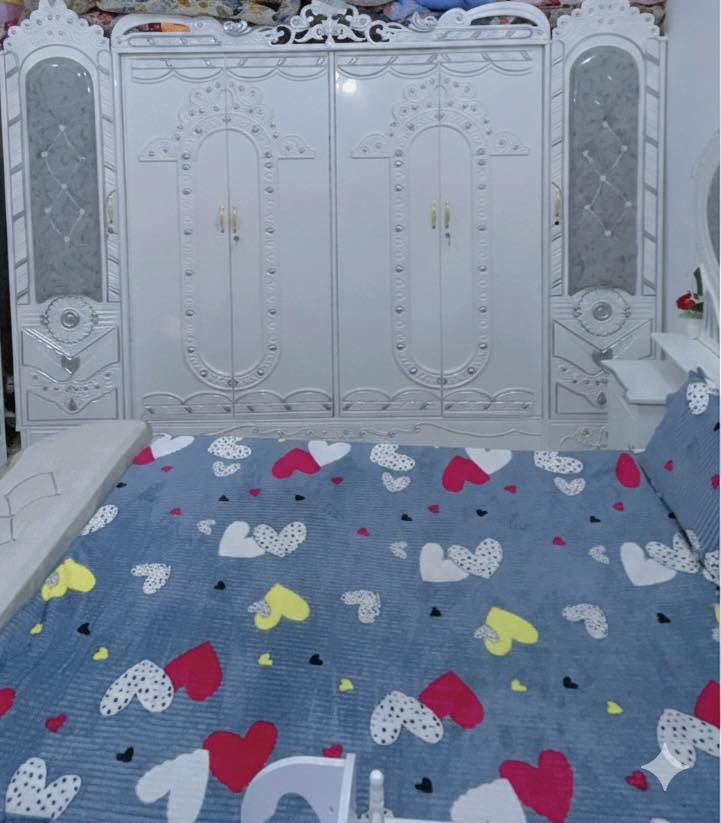 السلام عليكم
غرفة اخشاب مال عرسان مستخدمة فترة قصيرة متكونة من 8قطع
كنتور وجرباية وتاج جرباية و2 كومديات جرباية وميز مراية وميز ثاني مثل ماموضح بالصور وشازلون نضيفة كلش العنوان النجف للستفسار
مراسلة هذا الرقم واتساب ***********
