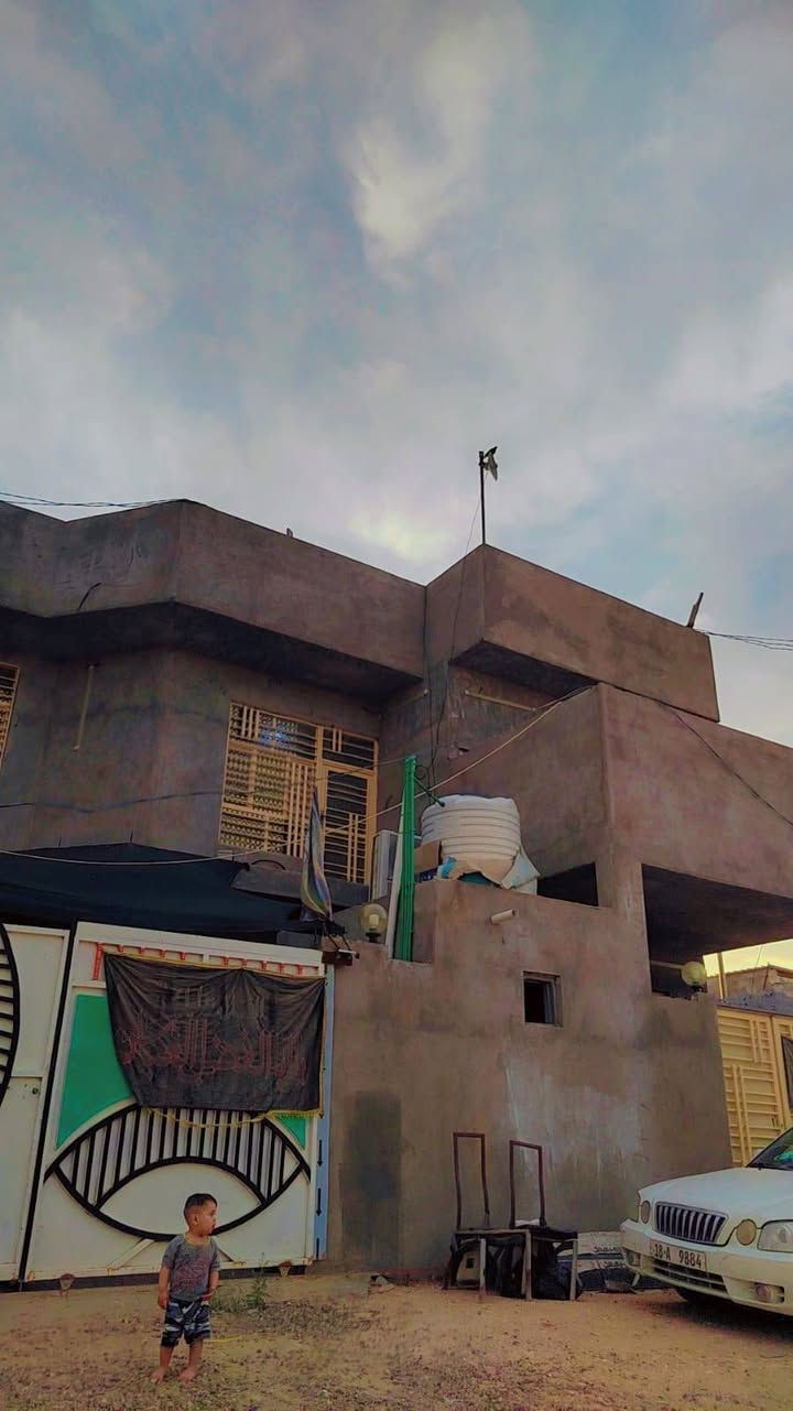 يا الله  سلام عليكم ورحمة الله  بيت زراعي البيع

1 المساحه 220متر مربع طابقين بنيان طابوك 
2 غرف نوم العدد 4 كل غرفه بيها حمام داخلي وغرفه جوه  وصاله ومطبخ  ومنور 
3 مضيف 15 متر  وطارمه 5 متر 
4 كرهبا 3 خطوط. نجف و الحله ومولد 
5 ماي بين يوم ويوم 
6 البيت كله بورسلين  وجبسن بورك وسقف ثانوي 
مكانه طريق نجف كربلاء يم سيطرت الكفل عمود 366 بجهت الحسينيات يبعد عن الشارع 150 متر تقريب 
السعر 85 وبي مجال  بقيت الستفسار  النتصال وبخدمتكم ***********.  ***********

