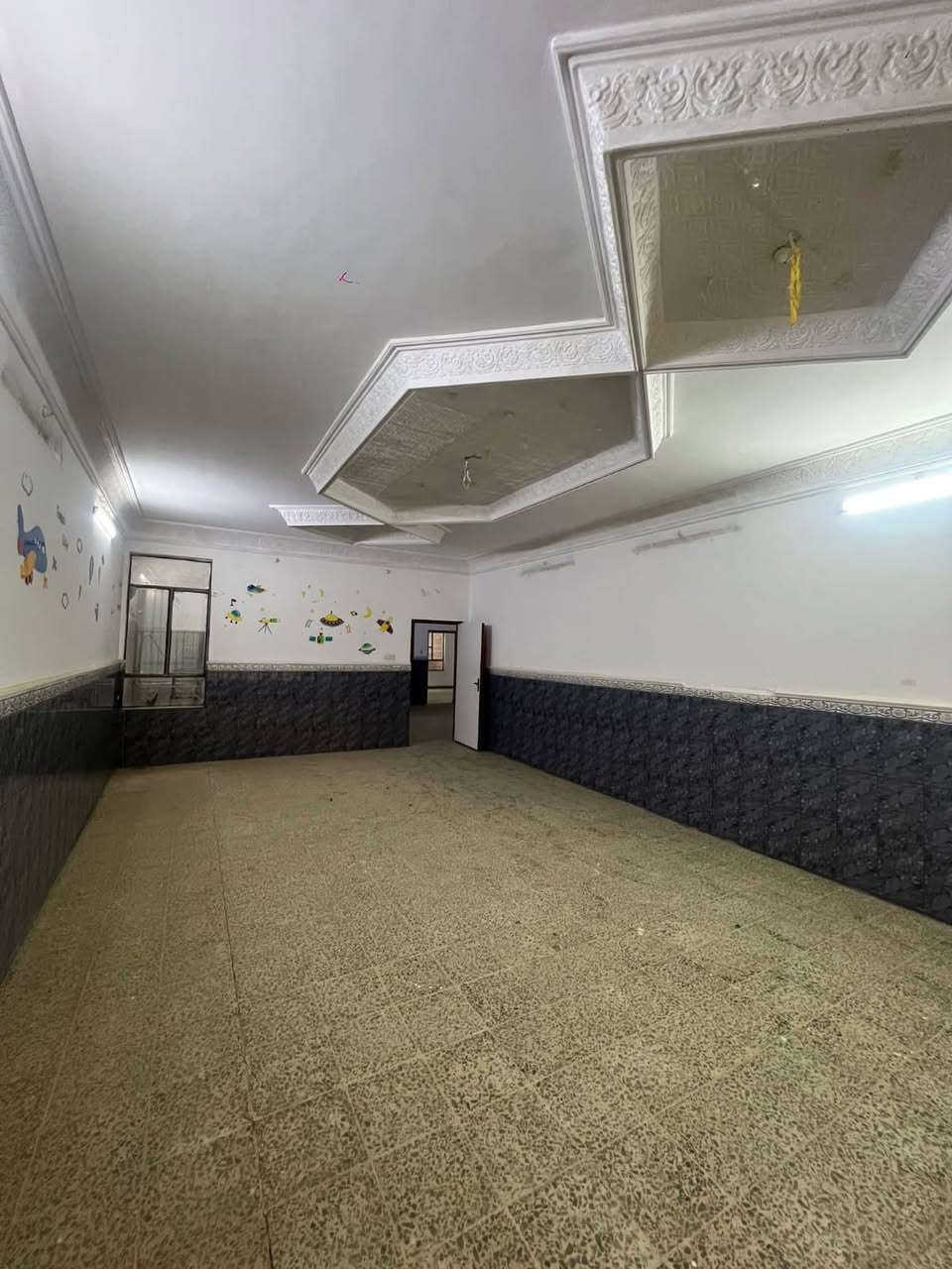 دار للبيع حي الأمير المساحة ٣٣٠متر نضيف طابقين خلف شارع الروان يحتوي على ٤غرفه نوم وصاله واستقبال ومطبخ وصحيات وكراج سيارة سعر المتر ٣ مليون 
***********
حسين الرماحي
