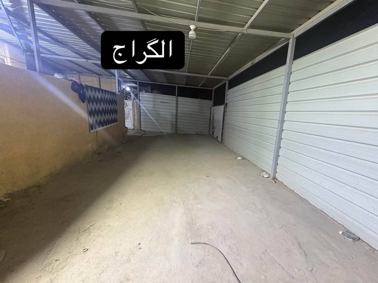 السلام عليكم دار للبيع المساحه 150 متر مربع واجه 12 ونص يحتوي على اربع غرف نوم ثنين بيهن حمامات 
واستقبال وهول ومطبخ وبي كراج كبير البيت صاير على شارع قريب القناة العنوان الامين سكينه  البيت طابو صرف  *********** 
السعر 290 وبي مجال
