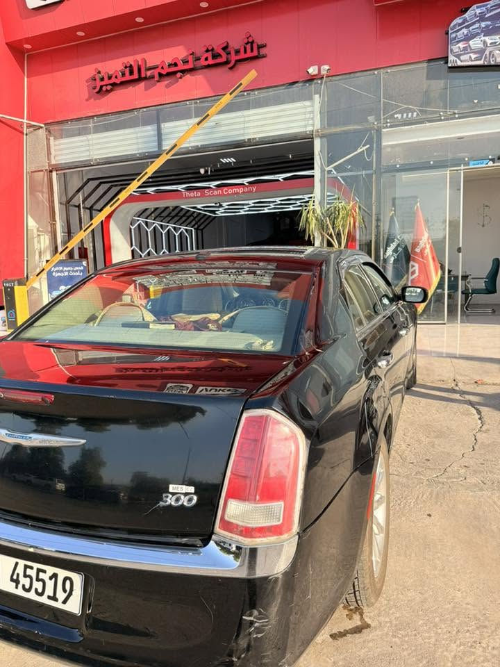 الأكثر انتشارًا)

* المحرك: V6 Pentastar سعة 3.6 لتر
* القوة: 292–300 حصان (حسب الفئة)
* العزم: 353 نيوتن.متر
* ناقل الحركة: أوتوماتيك 8 سرعات (في معظم نسخ V6)
* الدفع: خلفي أو رباعي (AWD) حسب الفئة.

2. Chrysler 300C بمحرك HEMI V8

* المحرك: V8 HEMI سعة 5.7 لتر
* القوة: 363 حصانًا
* العزم: 529 نيوتن.متر
* ناقل الحركة: أوتوماتيك 5 سرعات.
* الدفع: خلفي أو رباعي حسب الفئة.

التجهيزات الشائعة:

* مقاعد جلد كهربائية.
* شاشة لمس مع نظام Uconnect.
* كاميرا خلفية وحساسات.
* مثبت سرعة.
* فتحة سقف في بعض الفئات.
* نظام صوت فاخر في الفئات الأعلى.

المميزات:

* سيارة واسعة ومريحة.
* محرك 3.6 لتر قوي واعتمادي.
* قطع غيارها متوفرة وأسعارها أقل عادةً من السيارات الألمانية

الهاتف  *********** 

السعر ١٤٥٠٠$  ١٤٥ ورقة

