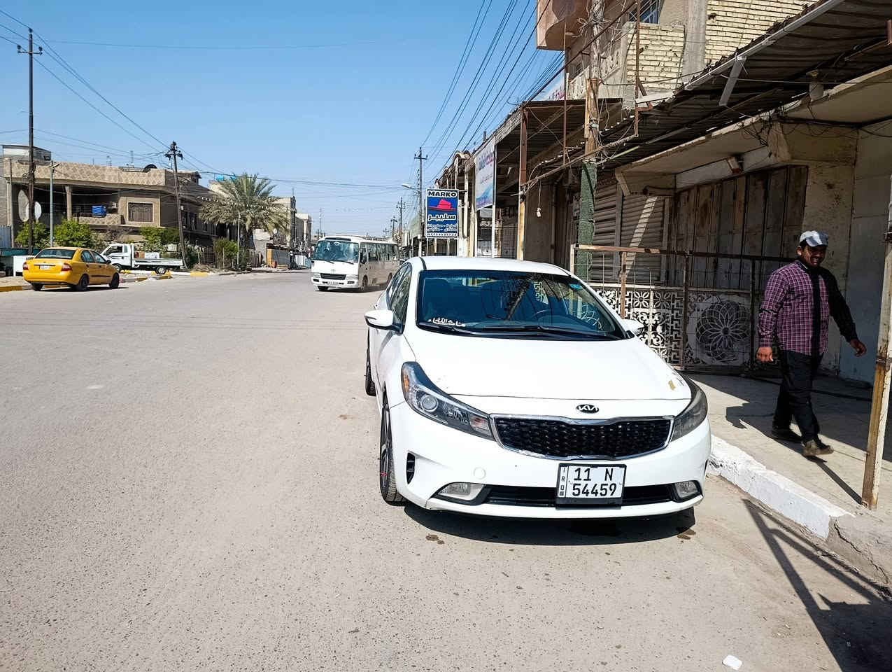 ​🚗 كيا فورتي 2018 - فول مواصفات (Top Clean) 🚗
لعشاق النظافة والمواصفات الكاملة، السيارة بحالة الوكالة وجاهزة للاستخدام الفوري:
​الموديل: 2018.
​المحرك: 2000 (GDI) - أداء قوي واقتصادي جداً.
​الحالة: بدون حادث (وارد أمريكي)، صبغ نص تكم فقط (أثر شخوط/تجميلي) وبيها بوارد مكانات بسيطه الكصه لبدايه فقط مال قماره يعني الحافه فقط  والبنيد ربع منه صفحه اليسره كد شبر البقيه كفاله عامه لغود شواصي دواخل ايرباكات كله بحاله الوكاله 
​✨ المواصفات والكماليات:
​المقاعد: كشنات جلد فاخرة رصاصي وداخل لونين تبريد شاشه بيانو وقطعتين تبريد بصمه ابواب لدات ابواب .
​نظام الراحة: تدفئة بالكشنات الأمامية.
​التبريد: تبريد قطعتين (أمامي وخلفي) ثلج.
​التحكم: تحكم ستيرن جهتين كامل (فول)، مثبت سرعة (Cruise Control).
​الشاشة: شاشة أصلية كبيرة تدعم Apple CarPlay و Android Auto.
​الكاميرا: كاميرا خلفية دوارة مع خطوط مساعدة للركن.
​الأنظمة الذكية: نظام النقاط العمياء (Blind Spot) بالمرايا الجانبية.
​أنظمة القيادة: 3 وضعيات قيادة (Drive Mode: Sport, Eco, Normal).
​السلامة: رادار جانبي، مانع انزلاق، نظام ABS.
​الإضاءة: ليدات أمامية نهارية مميزة، وإنارة ترحيبية.
​الإطارات: ويل كب (جنوط) قياس 16 أو 17 الأصلي.
​💎 السيارة بحالة ممتازة، داخلية نظيفة جداً، وما تحتاج أي مصاريف إدامة.
​📍 العنوان: [بغداد الكريعات ]
💰 السعر: [السعر١٢٠] (بيها مجال بسيط للشراي)
📞 للتواصل: [***********]
​ملاحظة للمصداقية:
​بما إن السيارة وارد أمريكي وبدون حادث ليحب ادزله رقم شاصي
