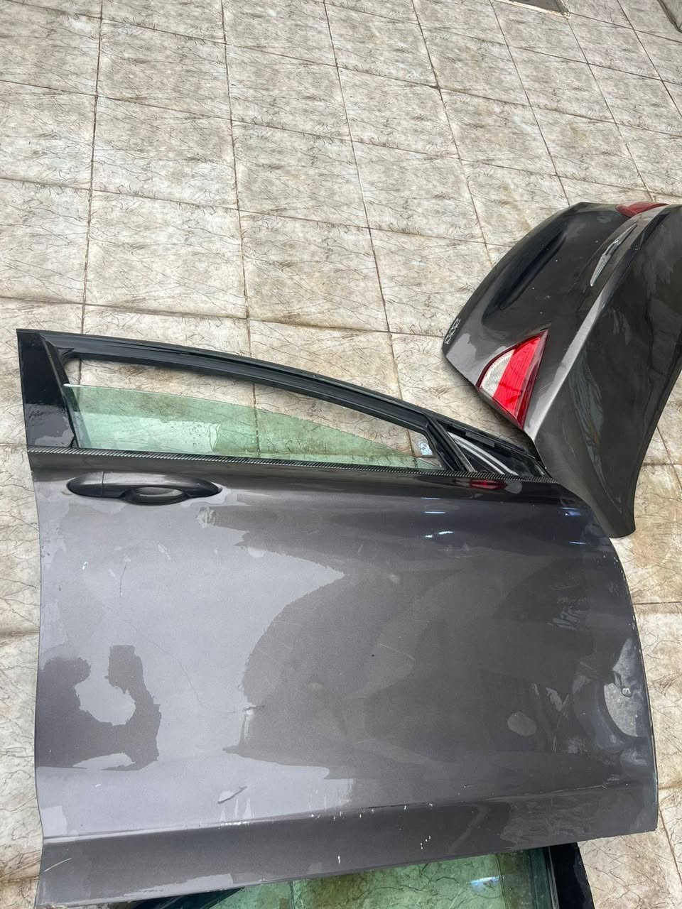 سلام عليكم اربع أبواب مع صندوق لون فيلي c200 كاملات موديل ١٧ مصبوغات للبيع سعرهن ٢٥٠ الف بغداد حي الجهاد ***********
