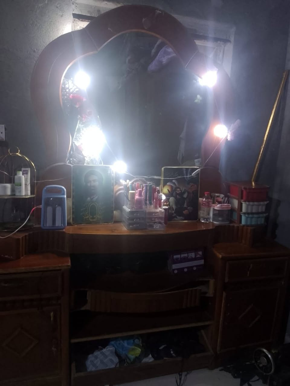 سلام عليكم غرفه خشاب عراقيه نضيفه عوزه ملاحضات جام بس نضيفه عوزه تلميع فقط كدام عينكم  ما بيه جربايه سعره 350 وبيه مجال لعنوان ميسان مقابيل طاقه ابو رمانه ***********
