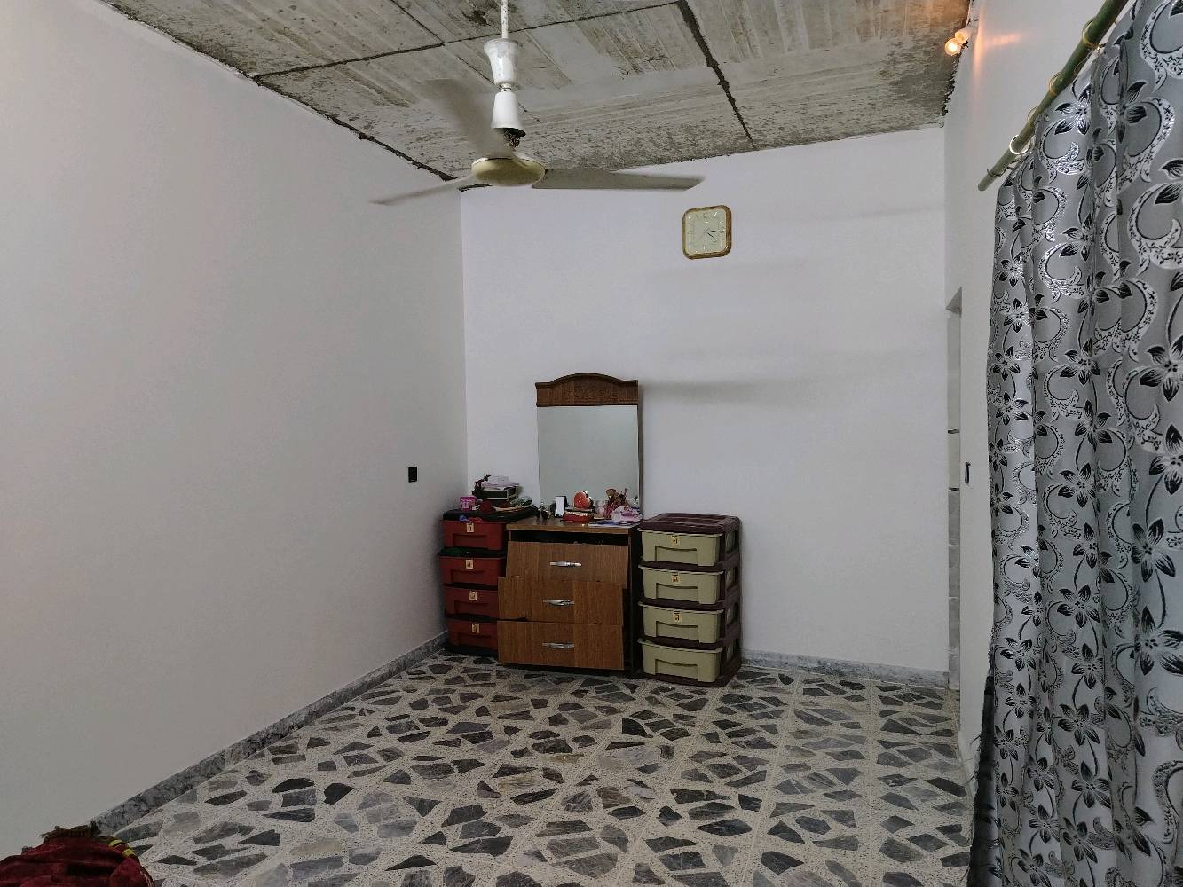 دار ل البيع العنوان فلاح الثانية ب ضهر دائرة المرور 
المساحة 100 متر بناء 23 سند طابو الزهور الطابق الأول متكون من مطبخ + صالة + غرفة نضام اسويت + حمام + اتواليت خارجي
الطابق الثاني متكون من غرفتين نضام اسويت 
ناقص سقوف ثانوي 
كوبنات + ازاي داخل مرمر 
كوبنات خارج حلان 
السعر 120 مليون قابل ل التفاوض 