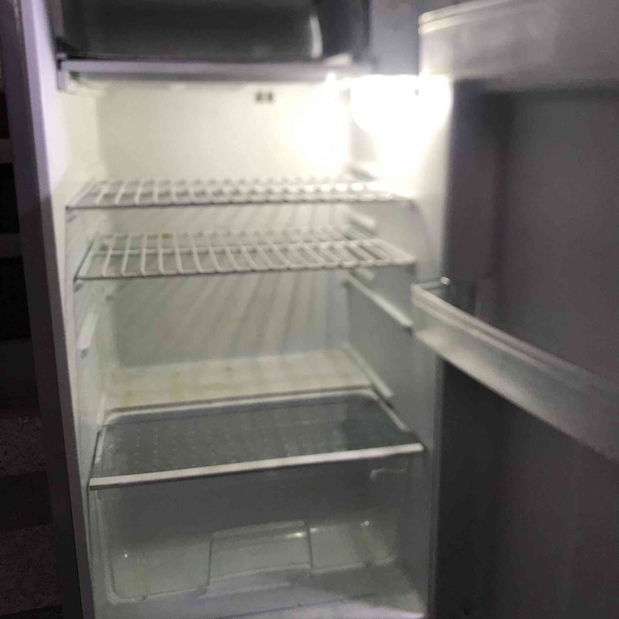 ثلاجة صغيرة
الحجم ٦ قدم مستعملة نظيفة ومداخلة تصليح السعر ٥٠ الف للتواصل على الرقم *********** بي واتس.
