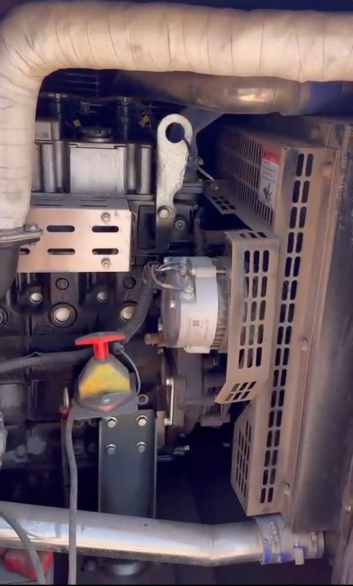 السلام عليكم مولدة اسوزا 80 kv ستعمال قليل جداً 
للبيع مشتغلة 384 ساعه كما موضح بالصورة 
مع التانكي … للتواصل الاتصال / ***********
