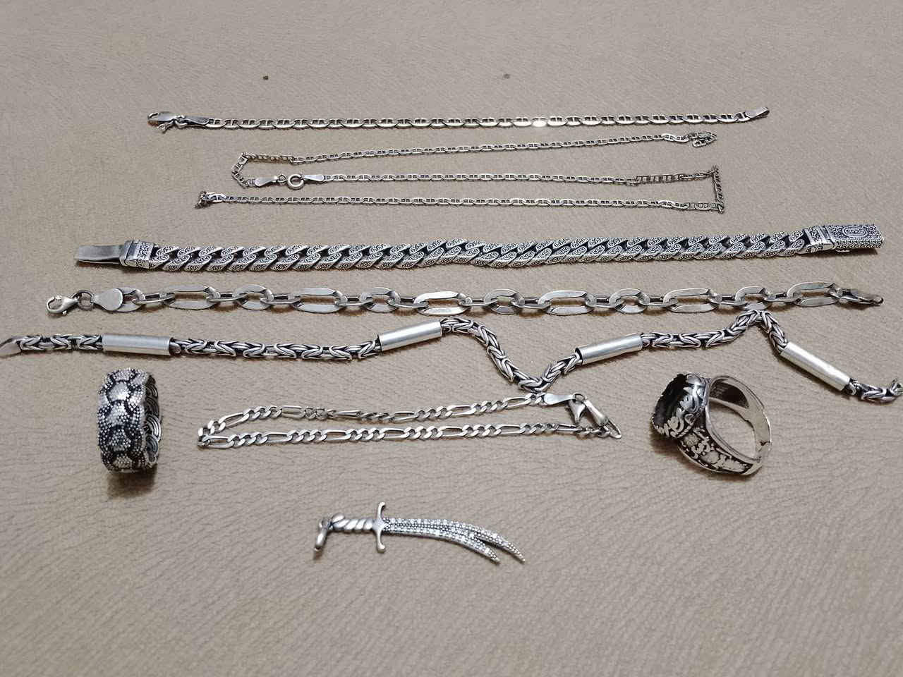 ا
السلام عليكم عندي هاي المجموعة ازيد من 80 غرام تجي توزن وتاخذ توصيل ماكو المكان البلديات اعيد توزن وتاخذ على 4500 اتصال فقط ***********
