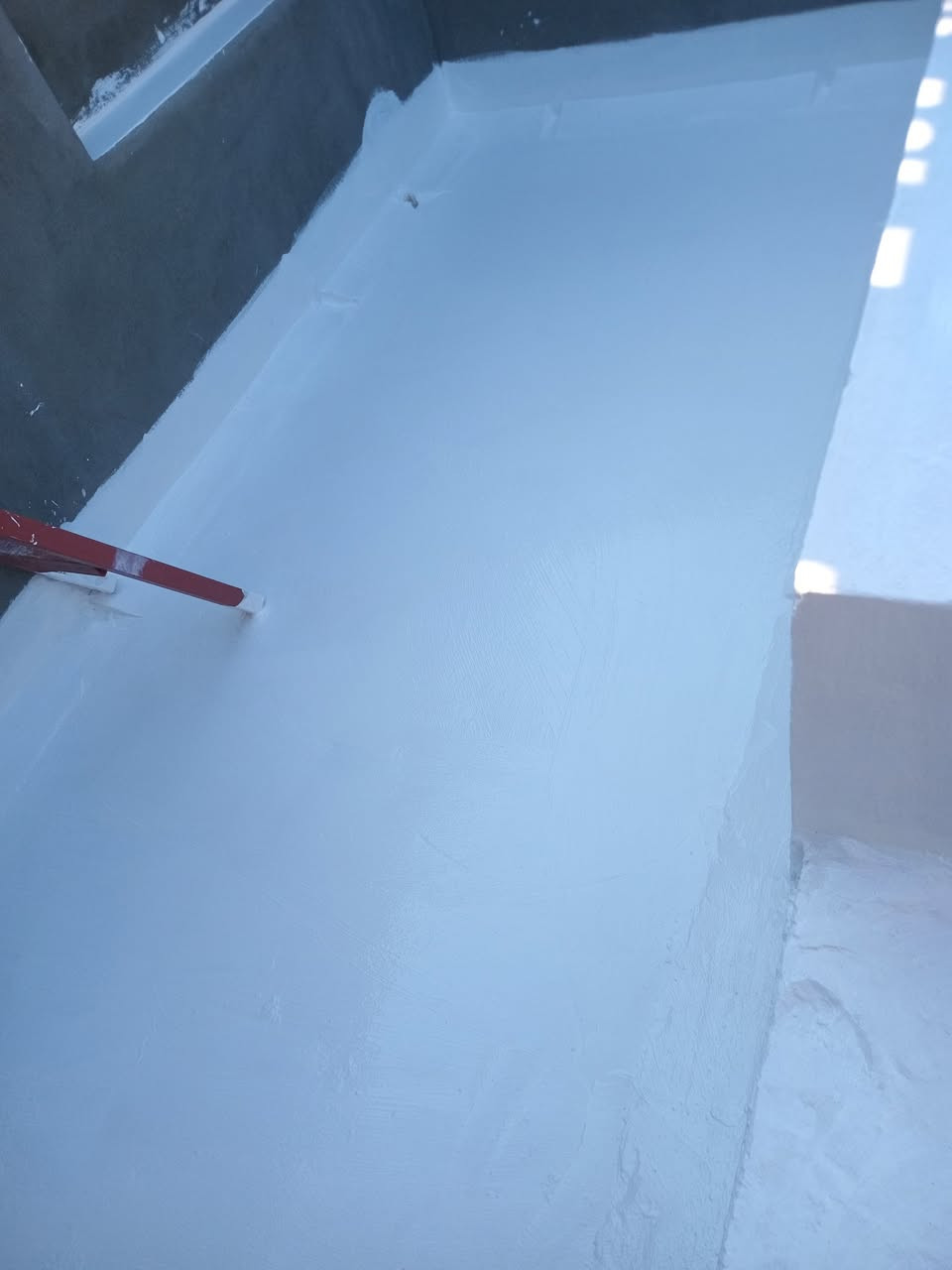 مادة الروف كارد العازله للاسطح 
عازلة للرطوبة 100%
عازلة للحرارة 80%

ملاحظة: تتكون المادة من طبقة الاساس  +الالياف العازلة 

يتكون العمل من تنظيف وجلي السطح وتصفيره من الشوائب الاسمنتية الزائدة + تصليح الاطراف بالمادة الاسمنتية وتنعيمها +تصليح الاماكن التي يتجمع بها الماء +غسل السطح  من الاتربة غسل جيد +طلاء طبقات المادة العازلة مع الالياف   
للاستفسار اكثر الاتصال على الرقم ***********
