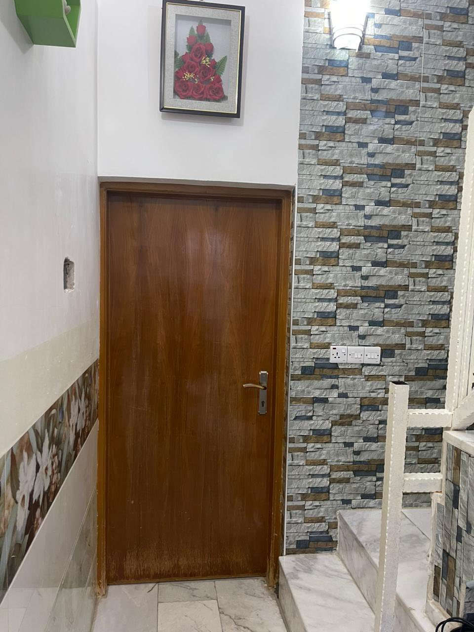 🏡 دار للبيع في حي الجمعية – النجف الأشرف

📐 المساحة: 100 متر (5×20)

🔹 مواصفات الدار:
✅ غرفة واحدة في الطابق الأرضي
✅ حمامان في الطابق الأرضي
✅ استقبال
✅ مطبخ حار ومطبخ بارد
✅ كراج
✅ غرفتان في الطابق الأول
✅ حمام واحد في الطابق الأول
✅ سطح مُشتايكر

🔹 مواصفات البناء:
✔ أرضية الطابق الأرضي من المرمر
✔ الكراج والطابق الأول كاشي
✔ جميع السقوف كونكريت مسلح
✔ الطابق الأرضي والطابق الأول والسطح والبيتونة جميعها كونكريت

🏢 المصطفى للعقار
بيع وشراء وإيجار العقارات في المجمعات السكنية وجميع أحياء النجف الأشرف.

📞 للاستفسار:
WhatsApp: ***********
WhatsApp: ***********

📍 عنوان المكتب:
مجمع الأميرات الأول – مقابل مجمع الكرار السكني.
