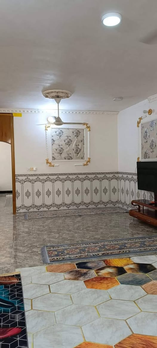 سلام عليكم بيت للبيع مساحه 150متر طابو زراعي يحتوي على غرفتين وصاله ومطبخ وصحيات  داخليه وخارجيه وستقبال مناور ثنين موقع طويريج حي الجمعية شارع ابوسيود قرب الشط بناء طابوق صب مسلح الاتصال ***********
