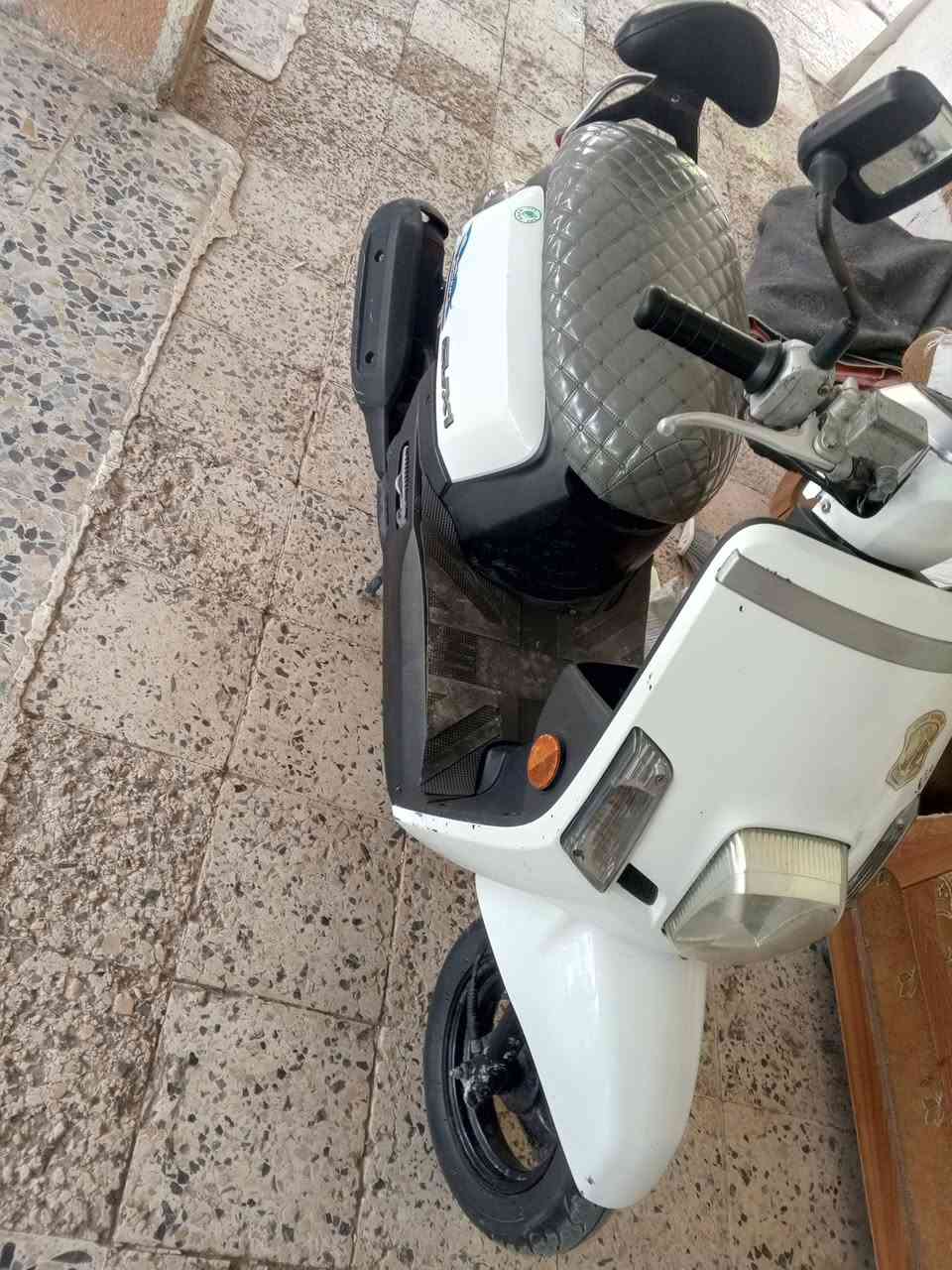 السلام عليكم شباب
دراجه بوليسي جديده ما ماشيه السعر مليون و ٢٠٠ و بيها مجال بسييط مكاني الجيلاويه 
***********
