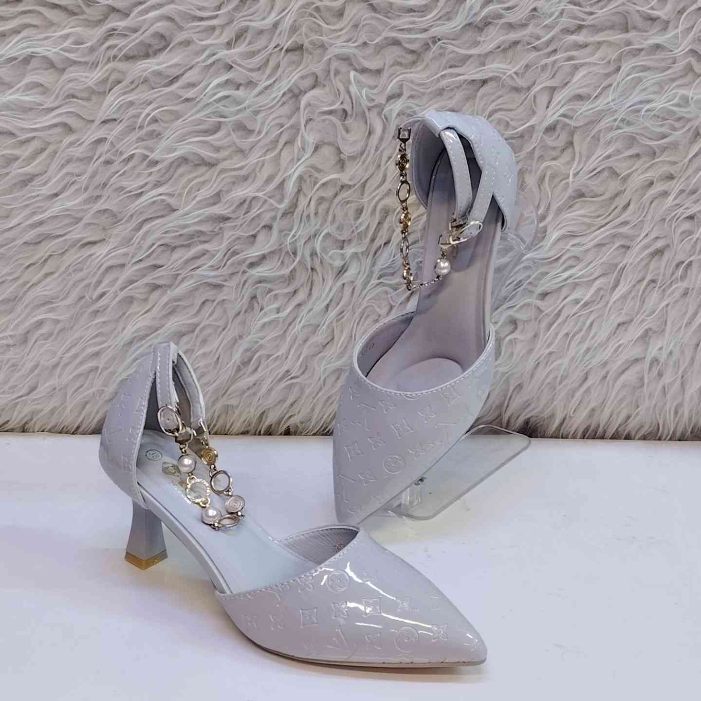 🌹 أنسب الاسعار للاحذيه و الحقائب 🌹. 
حذاء كعب 5سم موديل أنيق ومميز جدا 
  #سعره 10،000 #تخفيضات 
#العنوان شارع الامام القاسم ع الفرع المقابل لصيدلية كمال الجلبي داخل القيصريه مجمع ماركو
يتوفر خدمة توصيل كل محافظات العراق 🌹،


**إذا كنت صاحب هذا الإعلان وتريد حذفه لأي سبب، رجاءا أرسل رسالة إلى الدعم الفني**