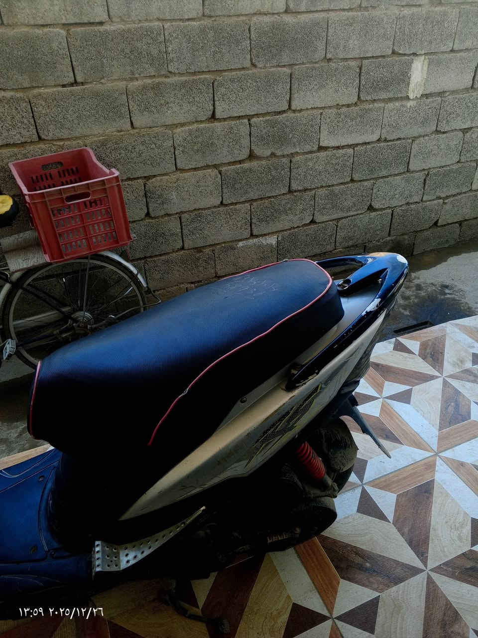 السلام عليكم ماكس عدلة للبيع كاملة مكملة مابيها اي نقص 
مامفتوحة وعليها تزويد خارجي دبلات غازية ويل كب نجمة لون رصاصي والدراجة بحالة الوكالة السعر 650 وبيها مجال بسيط  ومكانها ديالى بعقوبة قرب الفلاحة رقم الهاتف ***********
