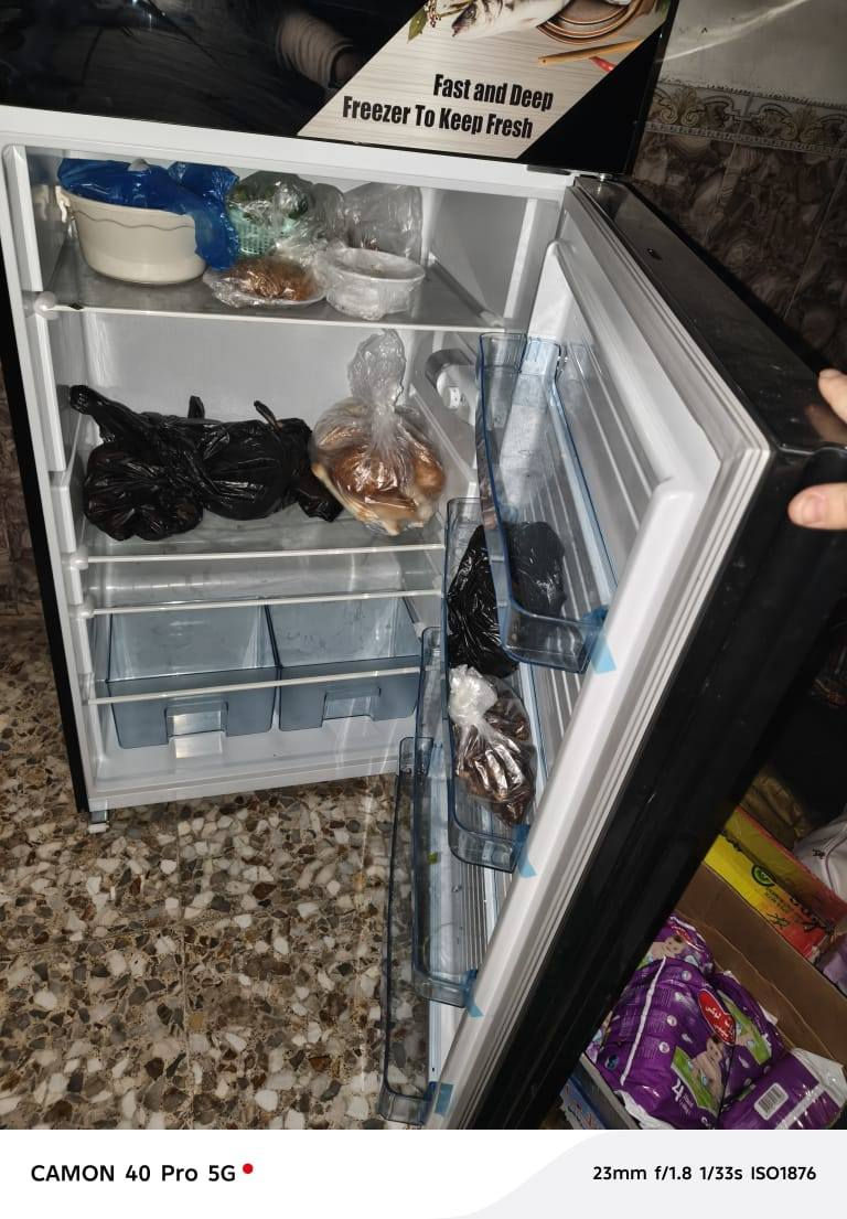 ثلاجة LG السعر ٥٥٠  قياسها ٢٢ قدم 
جديدة استعمال سبوعين  فقط مستعجلين سفر عدنه ونريد نبيع***********
