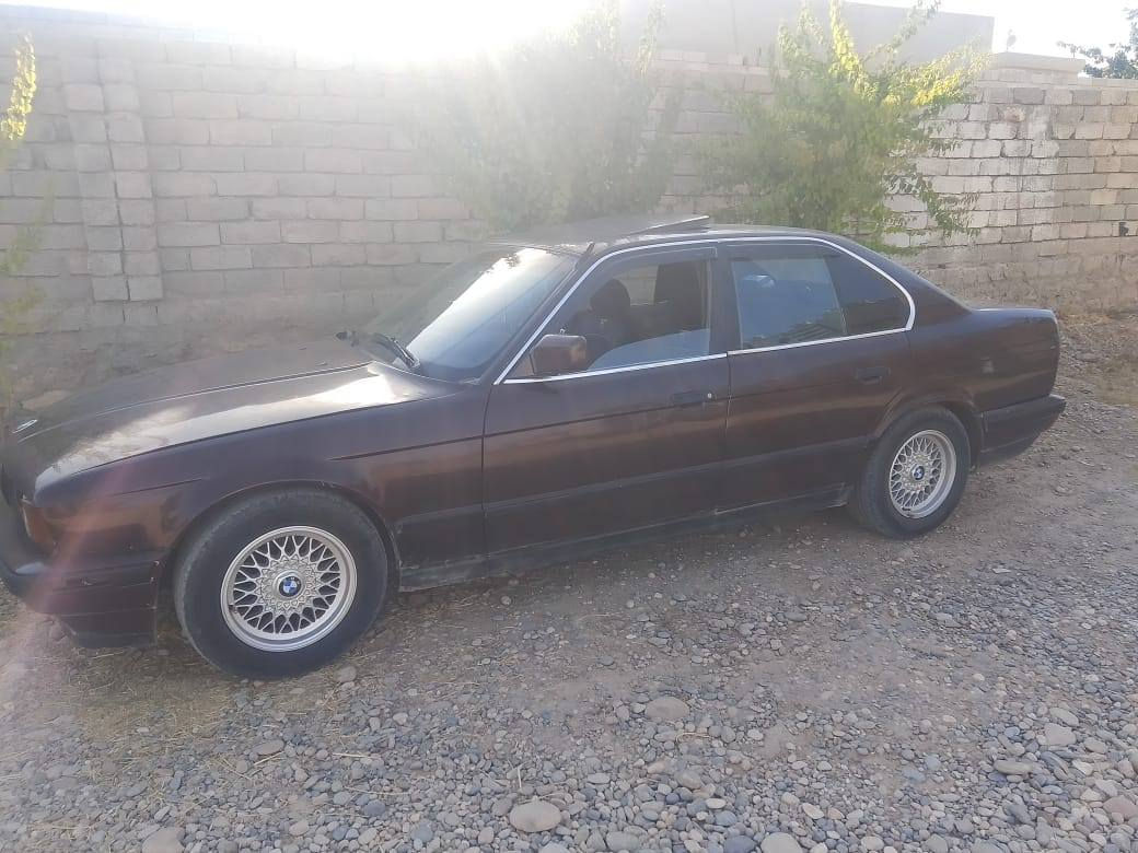 السلام عليكم بي ام للبيع موديل 92 حجم 525 طخم تايرات جديد تشتغل  منضومه غاز وبانزين سلايت كير اتماتيك جامات كهرب تبريد شغال شرط  رقم نينوى دولي بسمي مصبوغه جماليه محرك بي تبخير كير شرط طخم معمر جديد وسياره مكفوله من كلشي السعر 55وبي مجال شي قليل ***********
