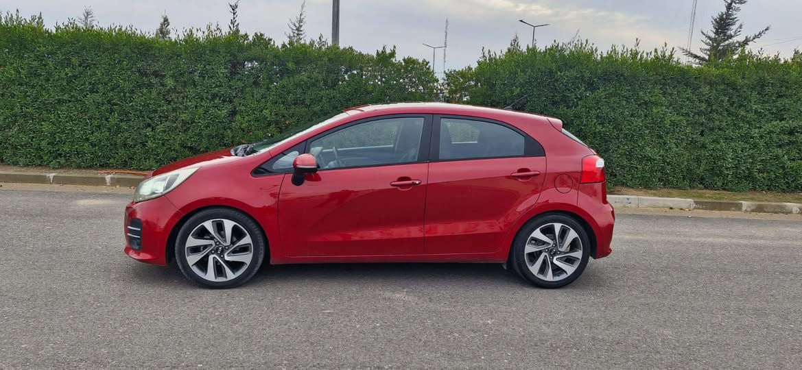 كيا ريو موديل 2015 لون احمر رقم سليمانيه
ماشيه 106 الف 
المواصفات فول 
محرك 1600 دبل قطره 
بصمه  سلايت   حساسات   كامره خلفيه   شاشه بلاديه تبريد لمس  تحديد سرعه 
بدون صبغ ولا تعديل بارد 
بيها طخه صغيره بل باب سكن ع كد شبر وممصلح 
السعر 105 $$
وبيها مجال 
ملاحضه الصدر امامي خلفي كله جديد تخم تاير جديد
مكان السياره اربيل 
غير متواجد ع الفيس الشراي يتصل
***********
***********
