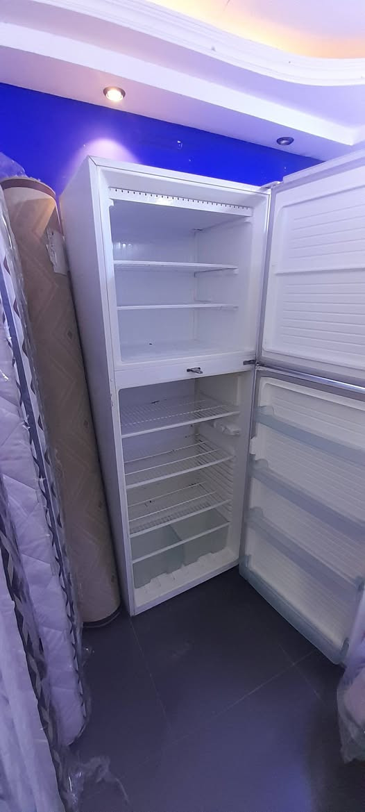 سلام عليكم عندي ثلاجة للبيع حجم ٢٨قدم ستعمال كلش بسيط نضافة ٩٩%١٠٠ على وضع شركة مامصلحة تبريد وتجميد ثلج ***********
