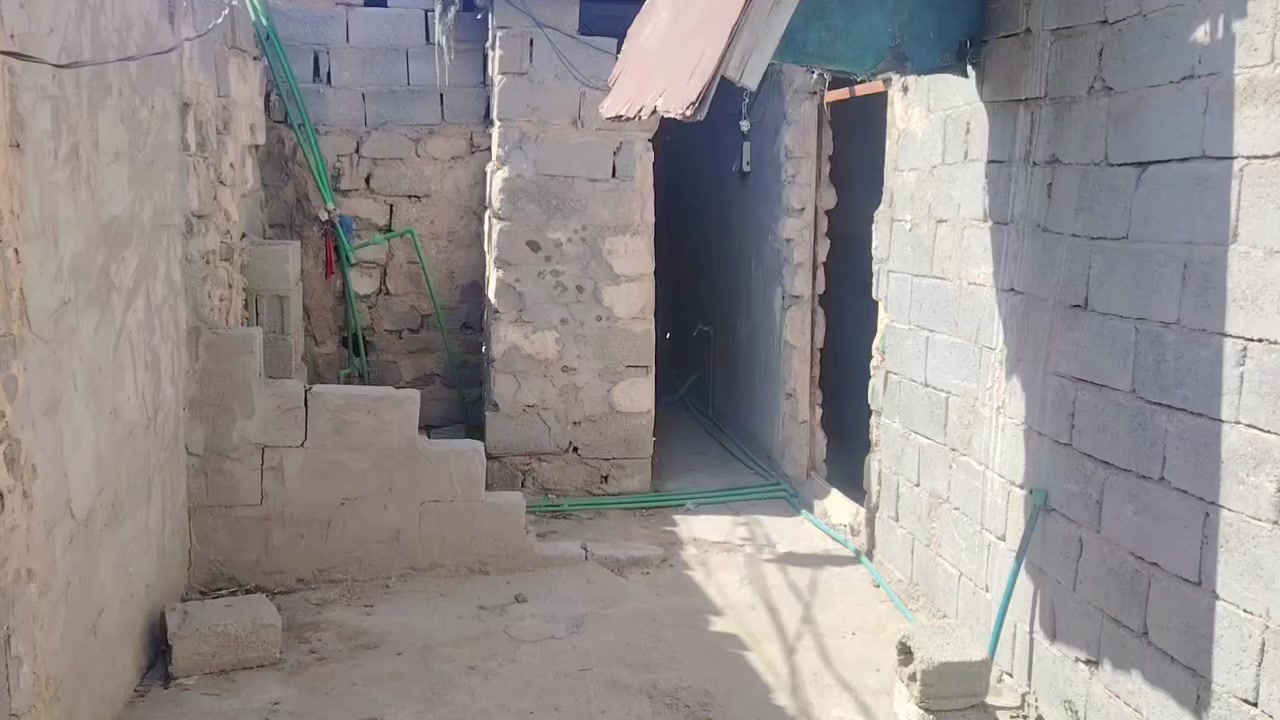 بيت تجاوز للبيع 126 متر بي غرفتين وصاله ومطبخ كبار مكاني كربلاء حي العسكري مقابل ه***********
