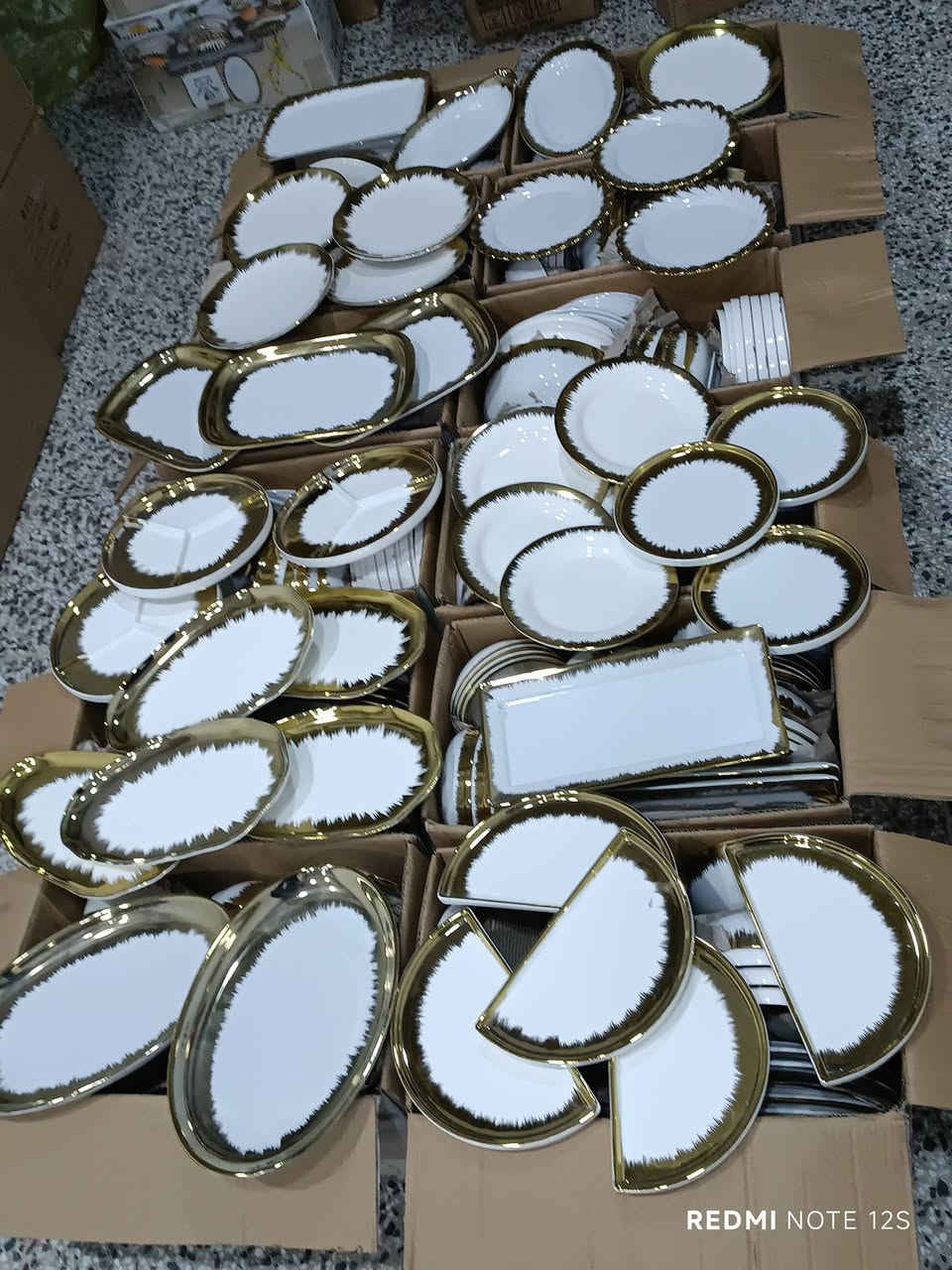 على بركة الله 
توفر الذهبي الشعاعي 
كارتون الكبير 50*30*30 
طابقين خشن وناعم 
عنوان صلاح الدين / قضاء الدور _حي المعهد مقابل جامع الصحابة 
متوفر توصيل لكل المحافظات والاقضيه  
للحجز مراسلة الخاص او واتساب ***********
