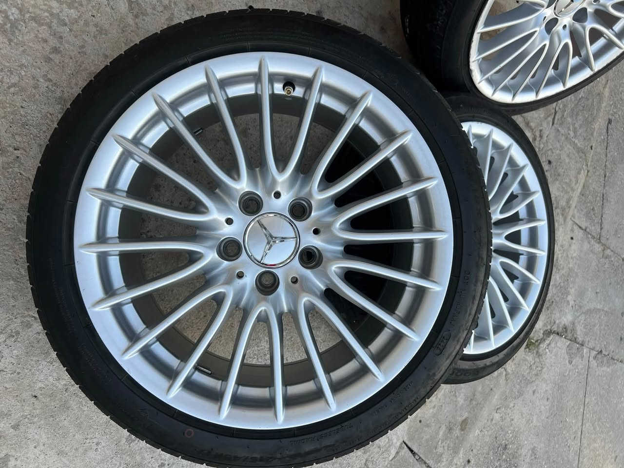 سەرەتا بە ناوی خوای گەورە
تایە و ویلی (mercedes) بۆ فرۆشتن قیاسی (١٧)
خواری و لەحیم و تەقیوی هیچ پێوە نیە 
تایەکانیش تازەن
سعر:400$دۆلار
0770 942 0123
