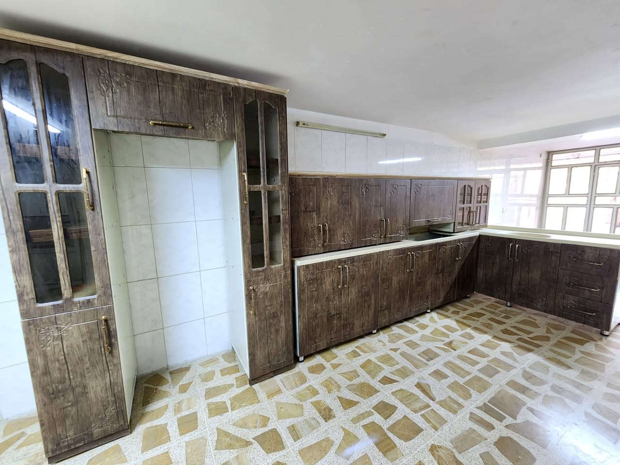 مستخدم نظافته 85بلميه 
قياس 4 امتار و 90 مع فاترينه 
وسنك متر و 90 كامل مرمر 
عنوان اربيل نقل حد بغداد علينا 
للستفسار ع وتساب ***********
