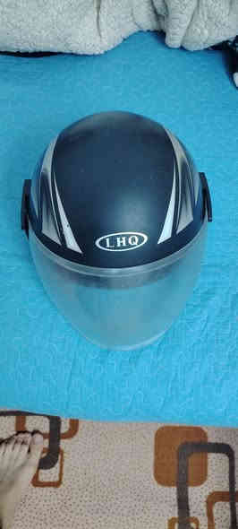 خوذة للبيع
جام قلاب 
بدون كسر 
داخل مبطن
دافية و تمنع الهوا عنك بالسياقة 
السعر : ١٠ الاف قفل بدون معاملة 
مكاني سايدين برطلة 

تواصل خاص او على رقمي : ***********
