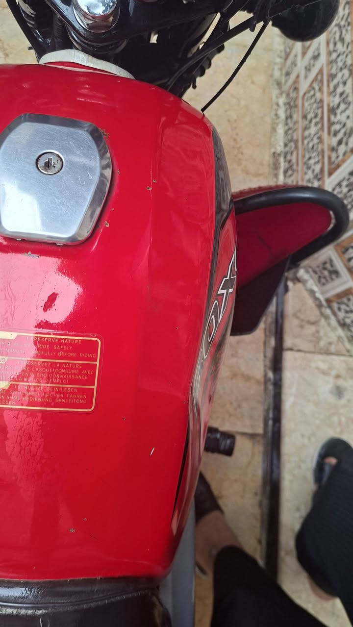 سلام عليكم شباب طيبة دراجة بوكسر  مرقم بغداد تحويل ثاني يوم   نضيفة  لكيج مال بانزين  شغال ول كيج مال سرعة شغال  للممشة مالهة حقيقي  بيهة شغلة وحدة بس طعجة بل تانكي مال لبانزين كما موضحة بل صورة  سعر مليونين  و300  وبيهة مجال  مكاني بعداد لبلديات  لوحتين   رقم نكليزي *********** واتساب
